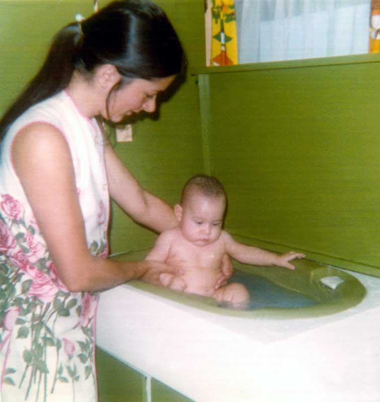 Rolande baigne son bébé