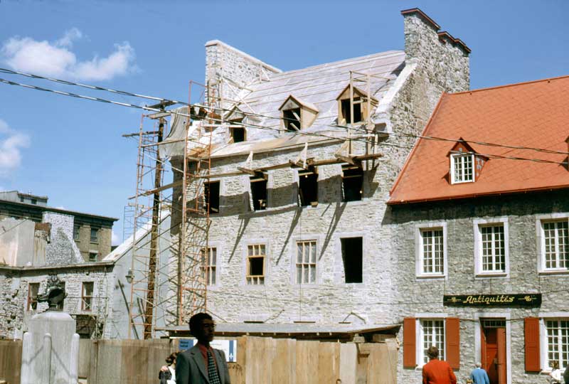 Québec : restauration de la Maison Fornel (1656) sur
              la Place Royale