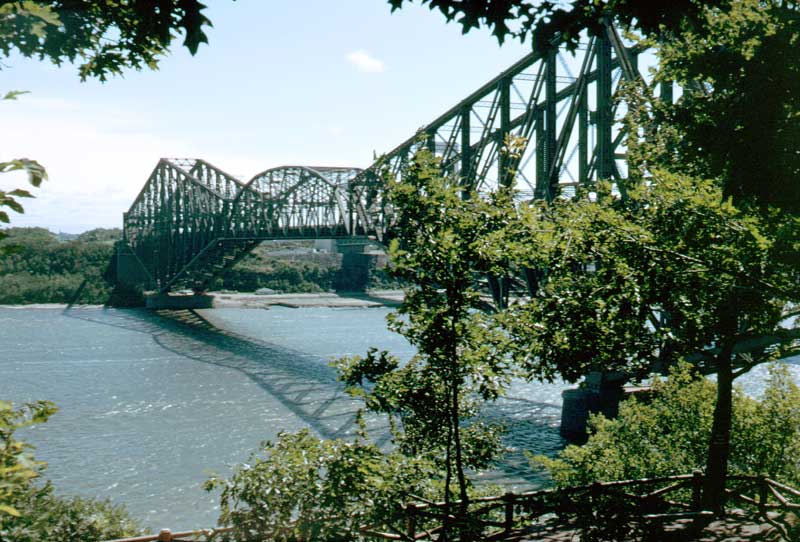 Le pont depuis l'Aquarium de Québec
