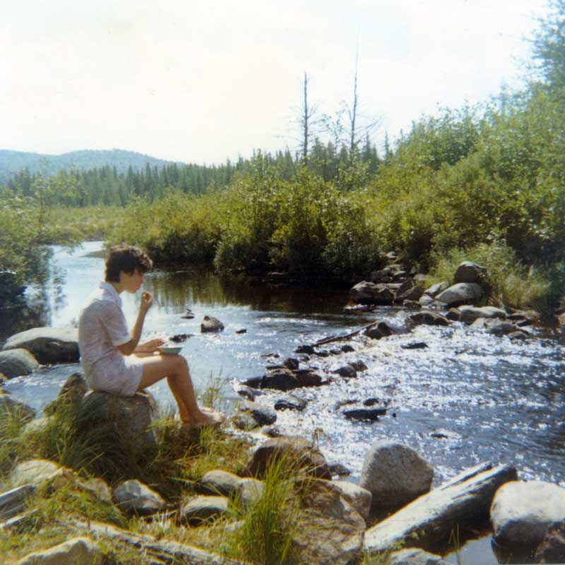 Monique pique-nique en Estrie au bord du ruisseau
