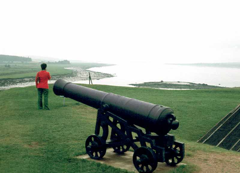 Monique sur le rempart
              de terre du Fort d'Annapolis