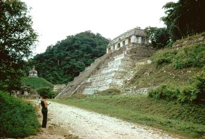 Monique à l'entrée
                  du site de Palenque