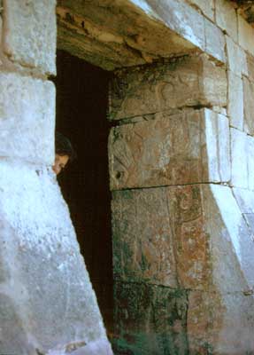 Monique dans le
                  sanctuaire sur la pyramide