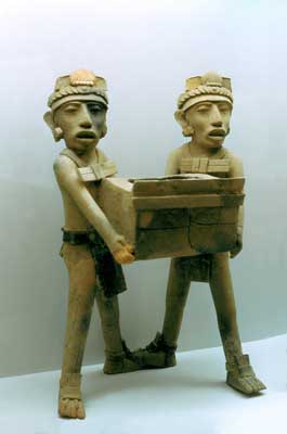 Statuettes hommes
                  portant un coffre