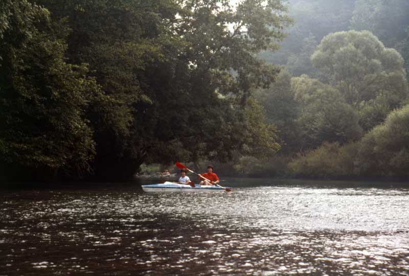 Sous les grands arbres, Juliette et
                            Monique en kayak sur la Lesse