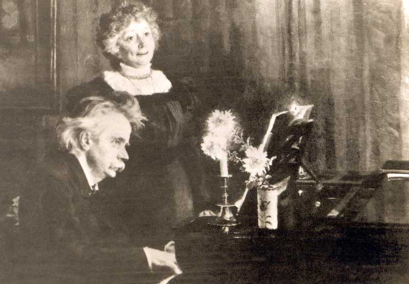 Grieg accompagne sa femme Nina dans leur salon de
        Troldhaugen