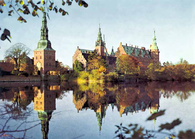 Le
                    château historique de Frederiksborg à Hillerod
                    derrière ses douves
