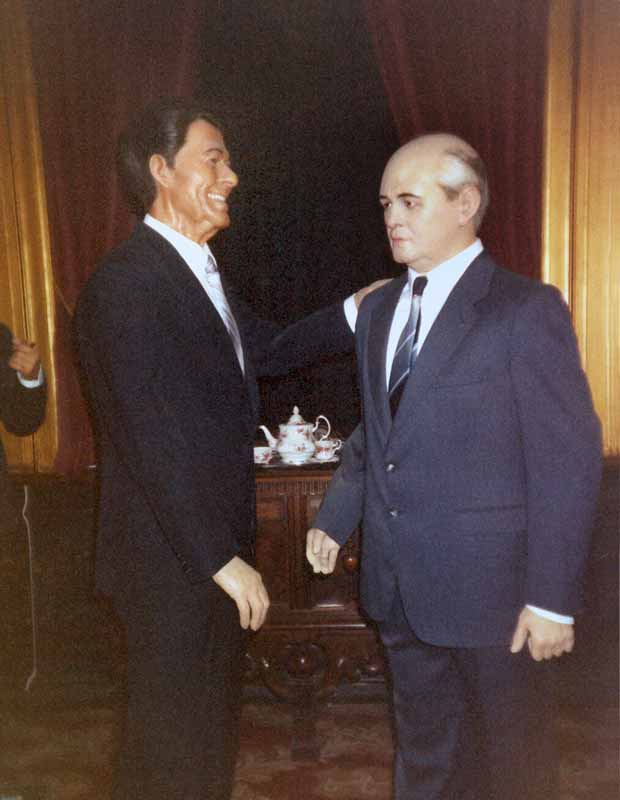 Copenhagen : Musée de cire du Parc de Tivoli : le
                  président US Reagan et son homologue soviétique
                  Gorbatchev