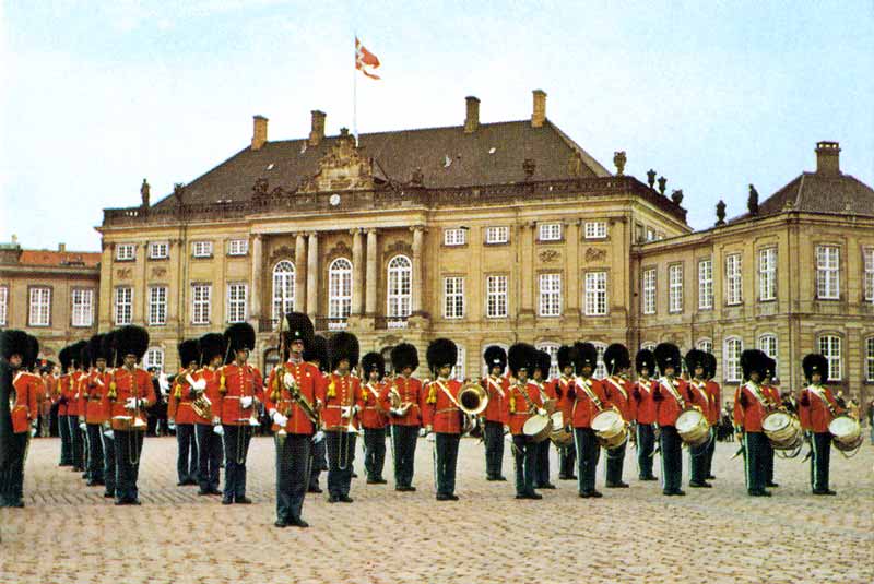 Copenhagen : relève de la garde au Palais
                  d'Amalienborg