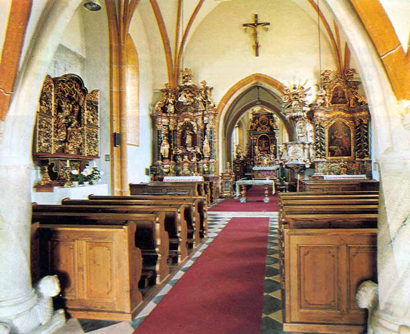 Église de Maria Gail : la nef et son riche
                    mobilier baroque
