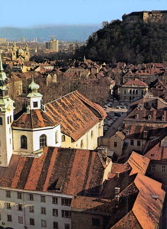 Les toits et le château de la vieille ville de
                    Lubljana