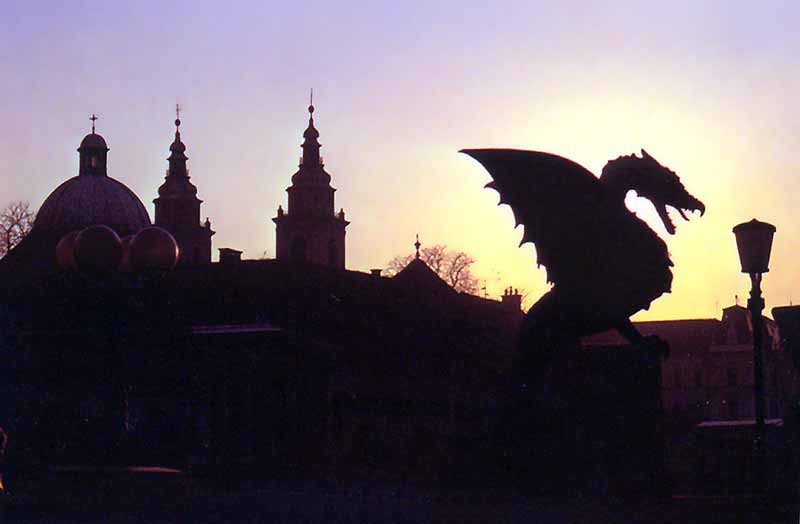 Sur les quais de Lubljan le soir, dragon
                  emblématique de la ville
