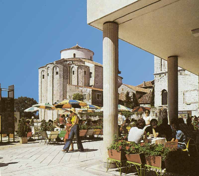 Zadar :
        la place devant l'église, là où s'étendait le forum romain
