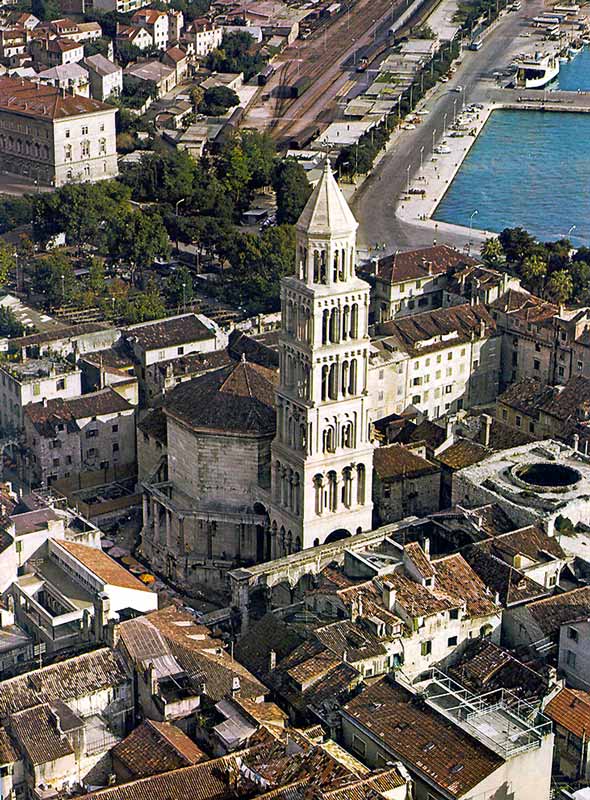 Split : le campanile et le tombeau de
                    L'Empereur Dioclétien,