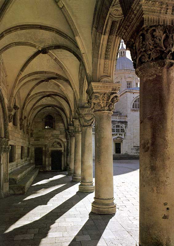 Dubrovnik : colonnade devant le Palais du
                    Recteur