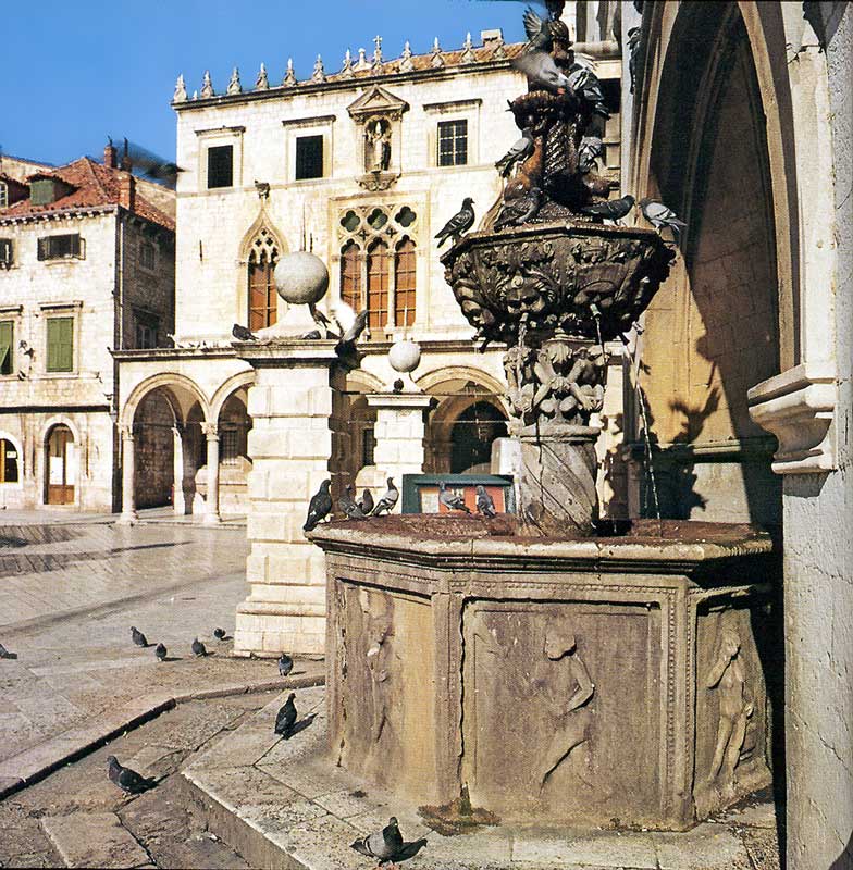 Fontaine devant le Palais du Recteur, en
                    arrière le Palais Sponza