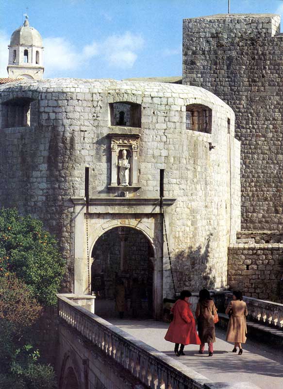 Entrée Ouest de Dubrovnik : porte Vrat od Pila
                    avec la statue de Saint Blaise, protecteur de la
                    ville