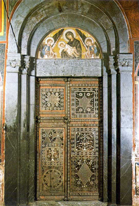 Porte
                    de l'église de la Moraca