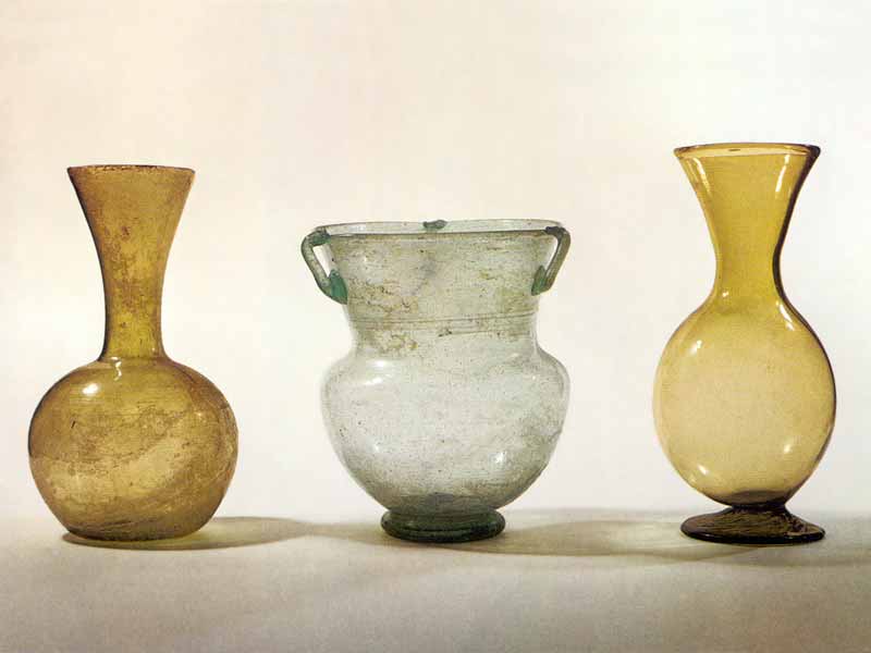 Musée archéologique de Thessaloniki : flacons en verre
          antiques