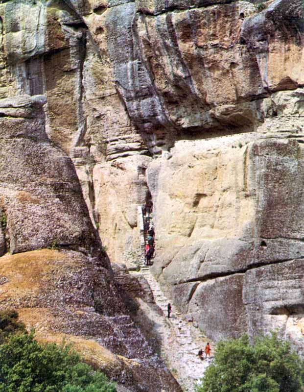 L'escalier taillé dans le rocher menant à Aghia
                  Triada