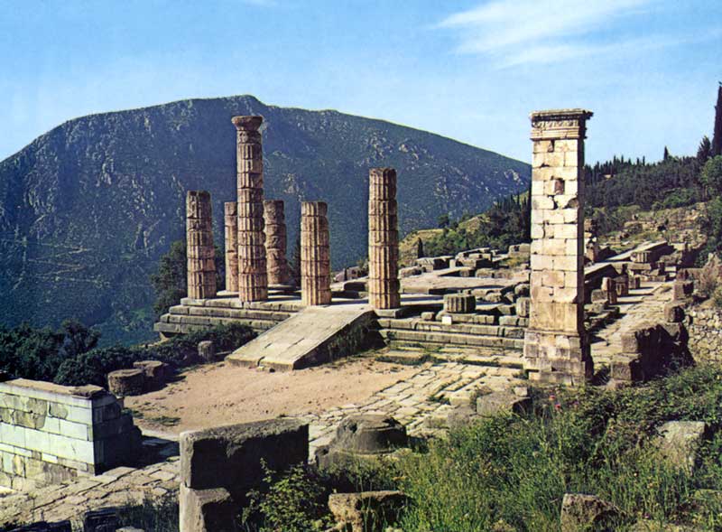 Delphes :
          entrée du temple d'Appolon