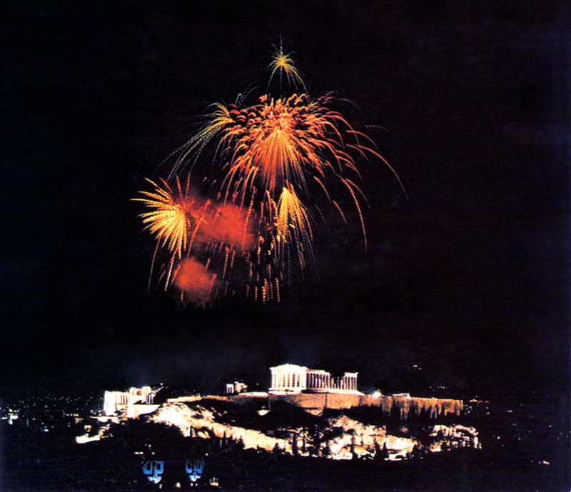 Feux d'artifice sur l'Acropole d'Athina illuminée