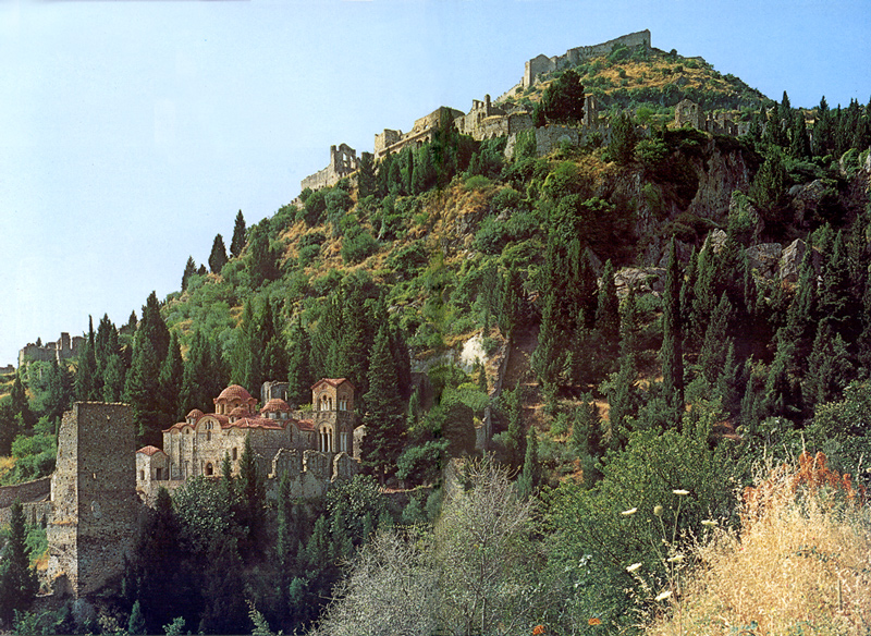 L'Hodigitia au pied de la montagne portant le château