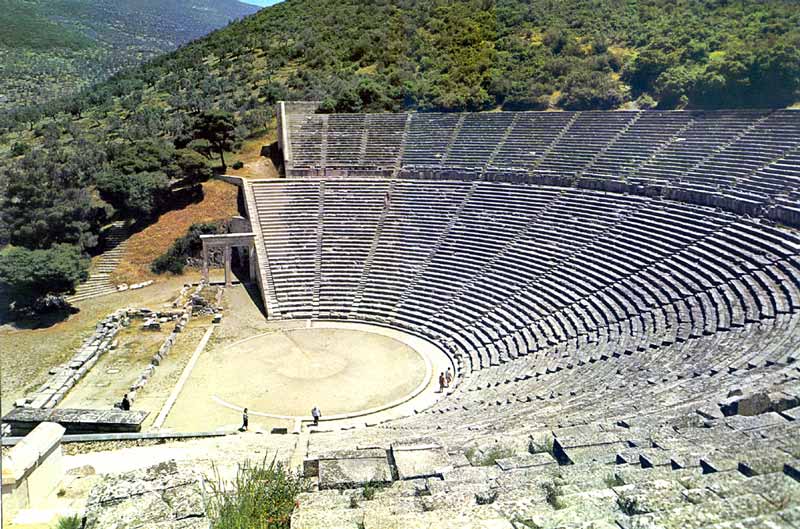 Le théâtre d'Épidaure dans tout sont
                    développement, depuis le haut des gradins