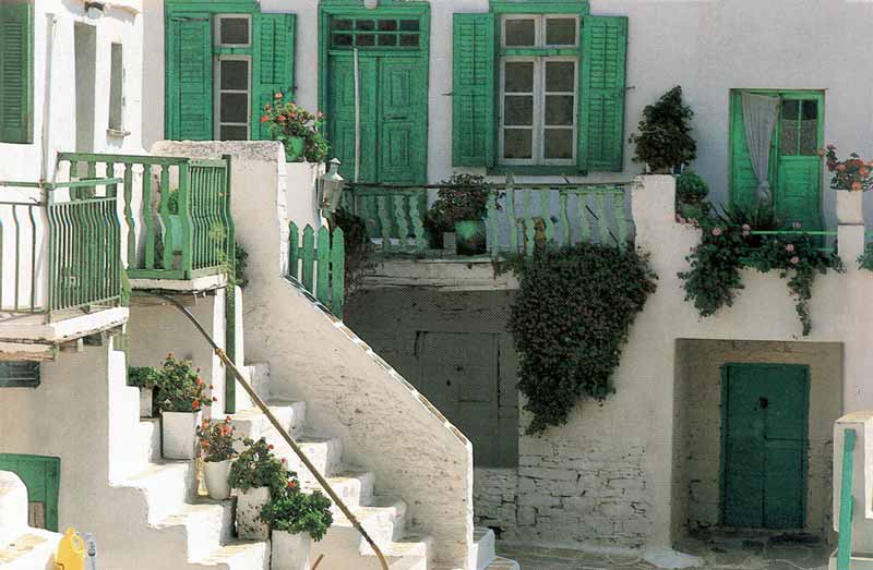 village : cour aux escaliers et volets verts