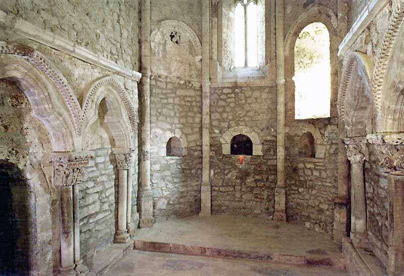 Église de Lebena : chapiteau
                                      et chœur XIIème