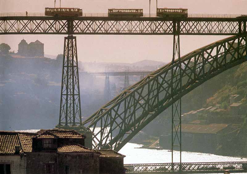Le
                  grand pont métallique construit par Eiffel