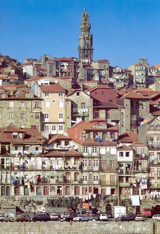 Porto : la
                  cathédrale au-dessus de la vieille viile dégringolant
                  jusqu'au Douro