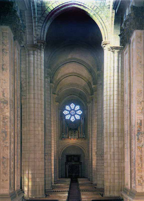 Nef
                    de la cathédrale de Porto