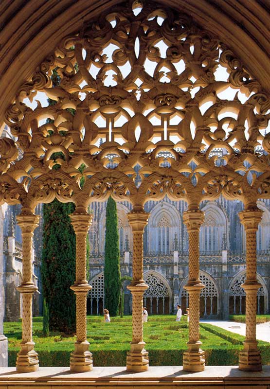Batalha : baie gothique à remplage manuelin
                      donnant sur le cloître