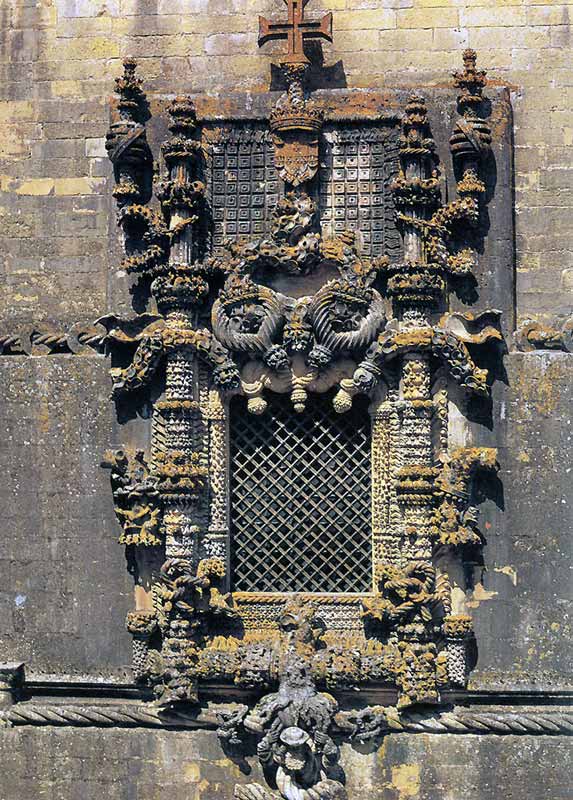 La
                fenêtre manuéline au fond de la nef (chapire) de
                l'église de Tomar