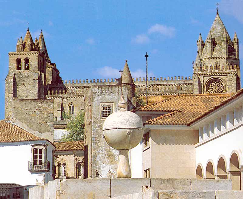 Cathédrale
          d'Evora et fontaine