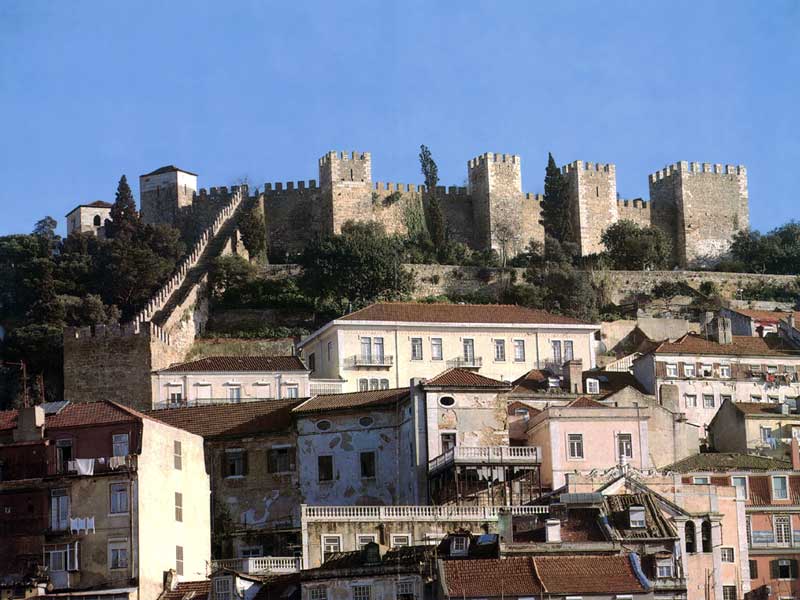 Murailles du Castelo Sao Jorge au dessus de la ville
              basse