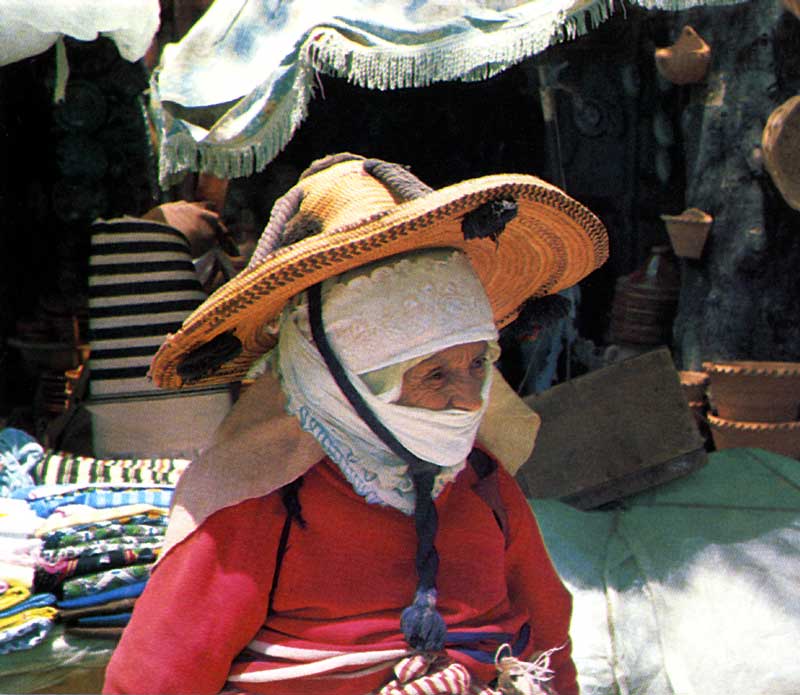 Paysanne en costume traditionnel du Rif à
                      Chefchaouen