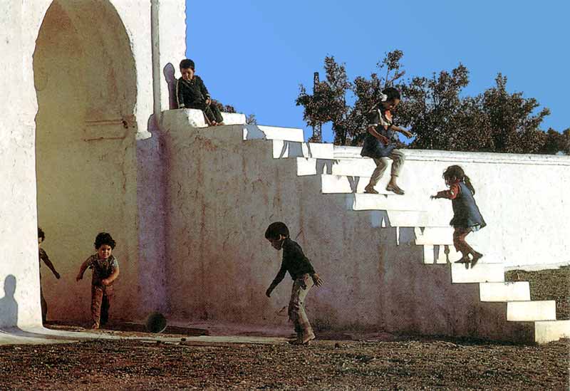 Enfants jouant dans la rue à Fes