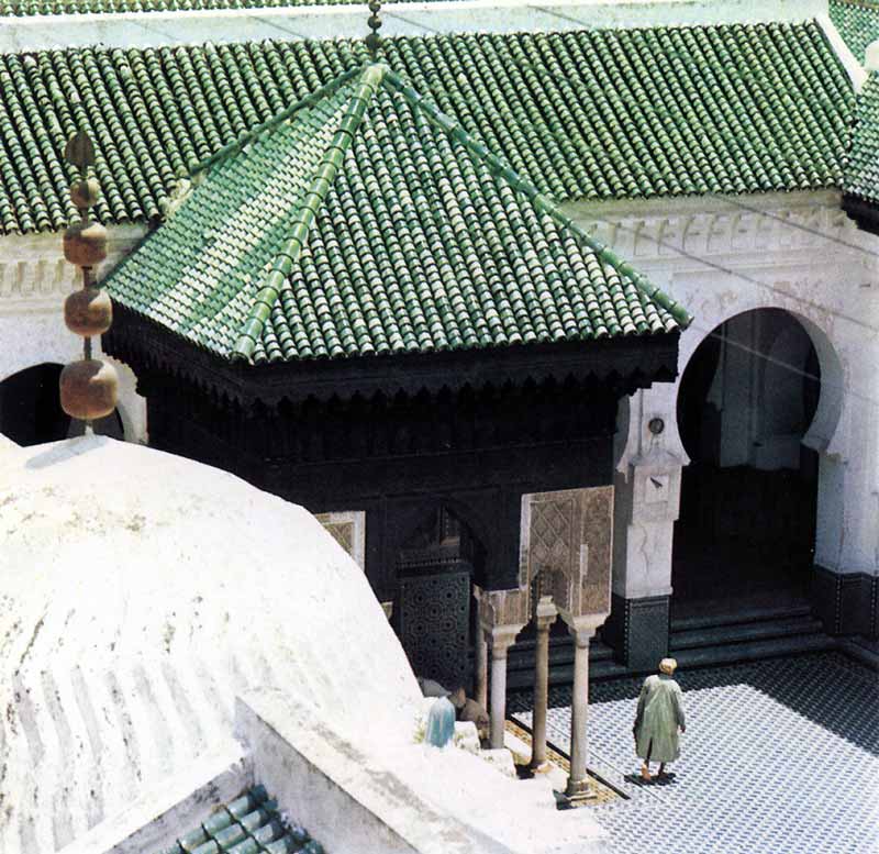 Fes : entrée de la mosquee Karrayaouine du côté
                  de la cour intérieure