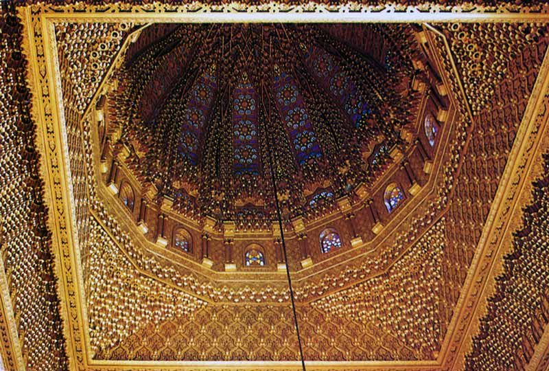 Rabat :
          plafond sculpté du mausolée de Mohammed V
