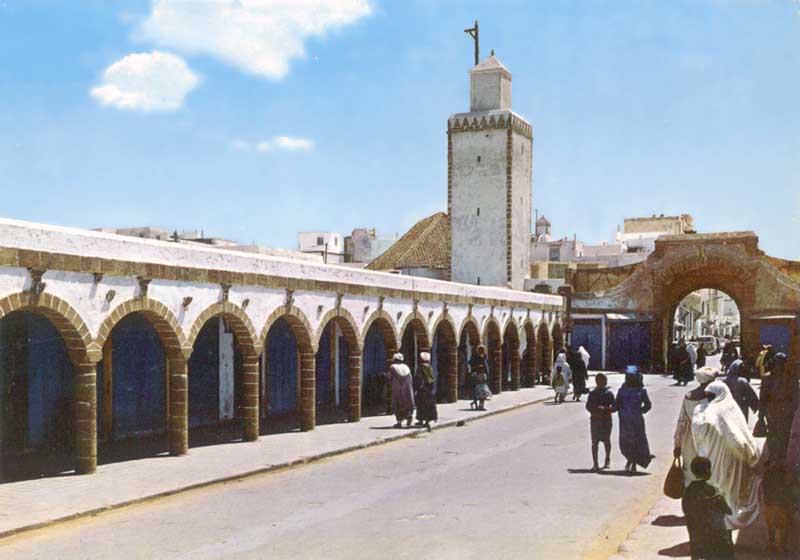 Essaouira : l'avenue de l'Istiqlal, ses souks et sa
                mosquée