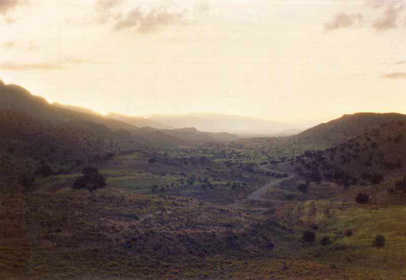 Crépuscule sur la vallée en approchant de
                Tafraoute