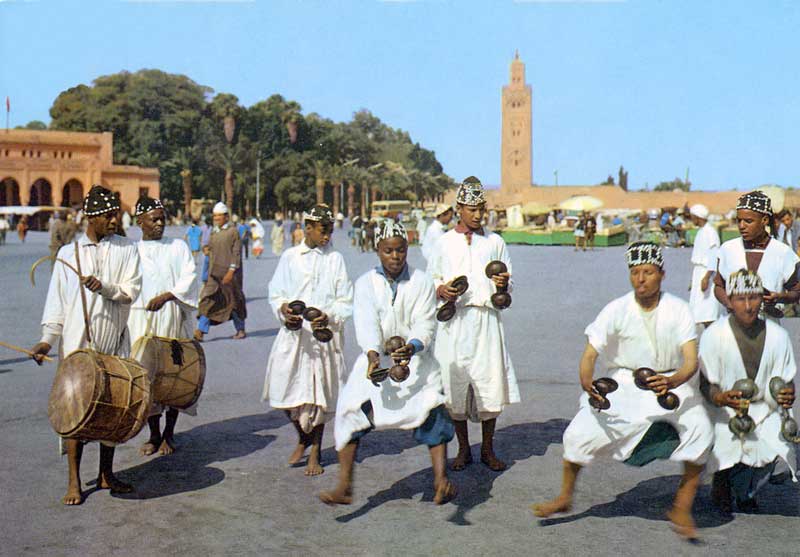 Marrakech : danseurs sur la Place Djema-El-Fna