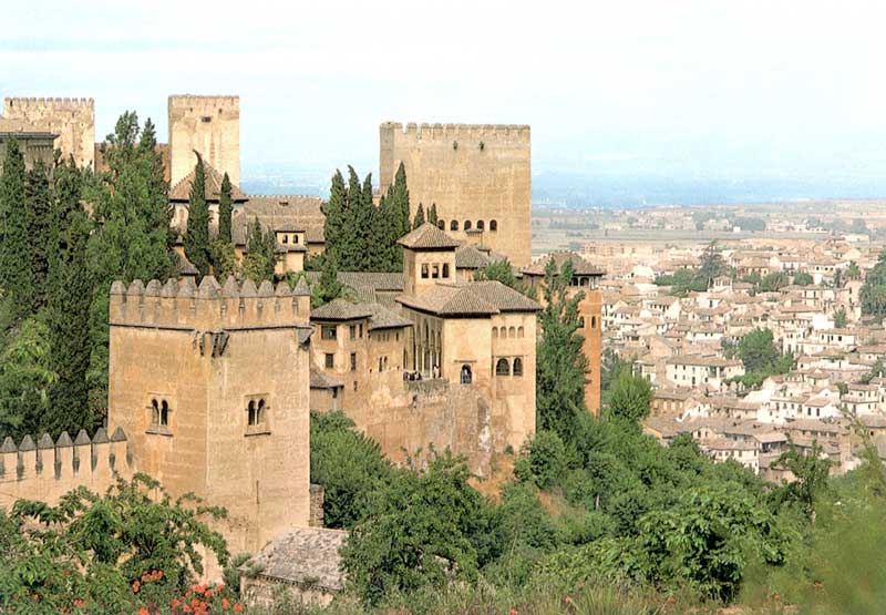 Alhambra de Granada : l'enfilade des tours au
                  dessus de la ville
