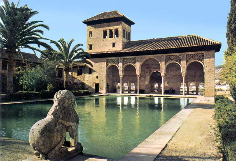 Alhambra de Granada : le jardin et la Cour des
                  Dames