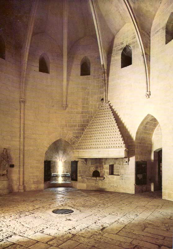 Aigues-Mortes : salle des gardes de la tour de
                Constance