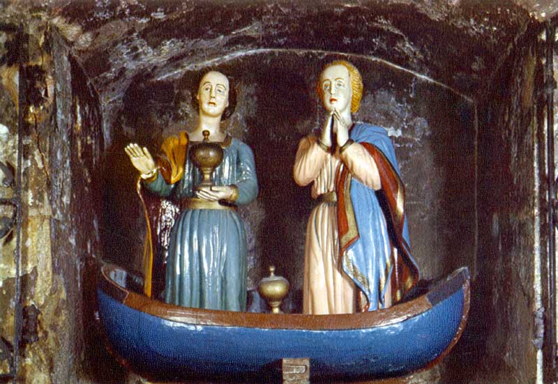 Église des Saintes-Maries : barque portant les
                statues des deux saintes