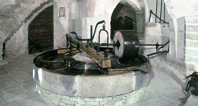 Gordes : meule du Moulin des Bouillons