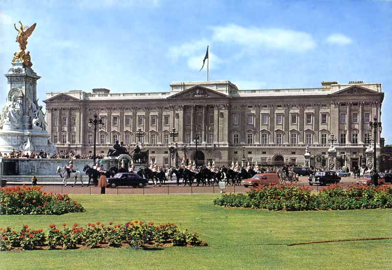 London : relève des Horse Guard devant
                          Buckingham Palace